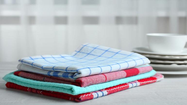 لا تتجاهليها.. إليك كيفية التخلص من روائح مناشف المطبخ