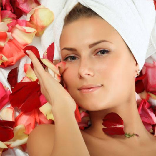  ماء الورد… مكوّن تقليدي يعود إلى واجهة العناية بالبشرة في الربيع   