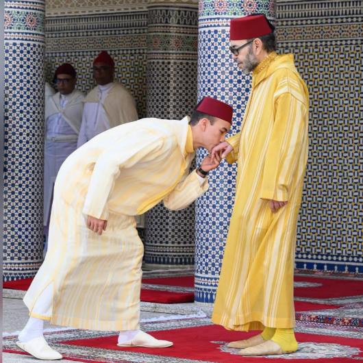 أمير المؤمنين يؤدي صلاة عيد الفطر بمسجد أهل فاس بالرباط ويتقبل التهاني بهذه المناسبة السعيدة  