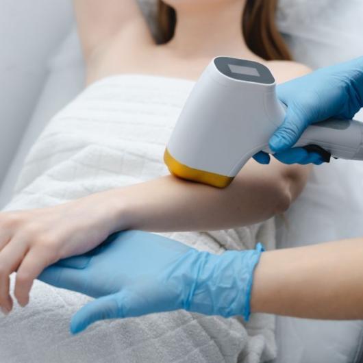 وداعًا للشعر الزائد نهائيًا… تقنية ليزر جديدة تُحدث ثورة في عالم الجمال    