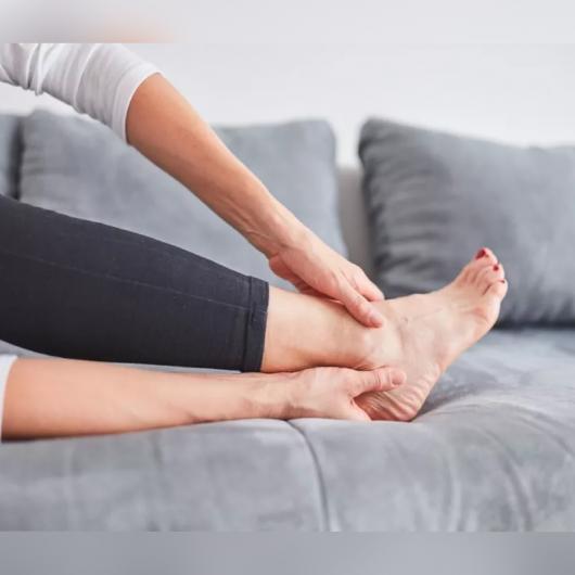 انتفاخ الرجلين.. متى يكون عرضًا بسيطًا ومتى يتحول إلى إنذار صحي خطير   