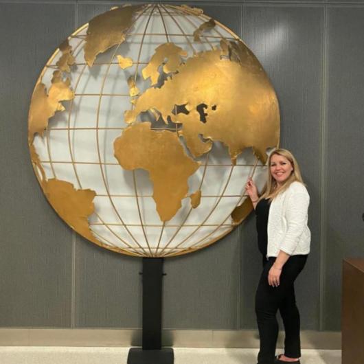 منى بناني وجه مغربي يرفع صوت الوطن من قلب باريس  