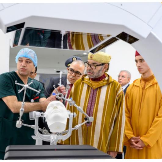 
                                    جلالة الملك يدشن المركب الاستشفائي الجامعي الدولي محمد السادس للرباط و تعليماته السامية لافتتاح المركز الاستشفائي الجامعي محمد السادس أكادير