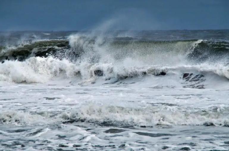 
                                    بحر هائج وأمواج عاتية بالسواحل الأطلسية من طنجة إلى أكادير ابتداءً من الجمعة 