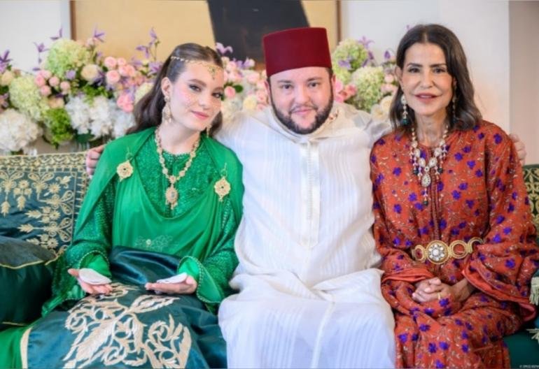 
                                    بمباركة من صاحب الجلالة الملك محمد السادس، عقد قران مولاي إدريس الفيلالي نجل صاحبة السمو الملكي الأميرة للا مريم بالشابة المصونة أحلام أومحا