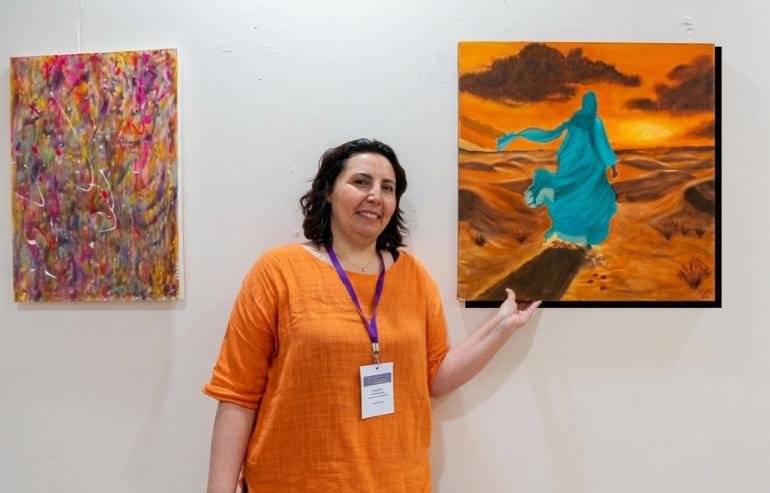 الفنانة التشكيلية حسناء الشرتي تتألق في افتتاح ملتقى الوحدة الدولي للفنون التشكيلية بالدار البيضاء 