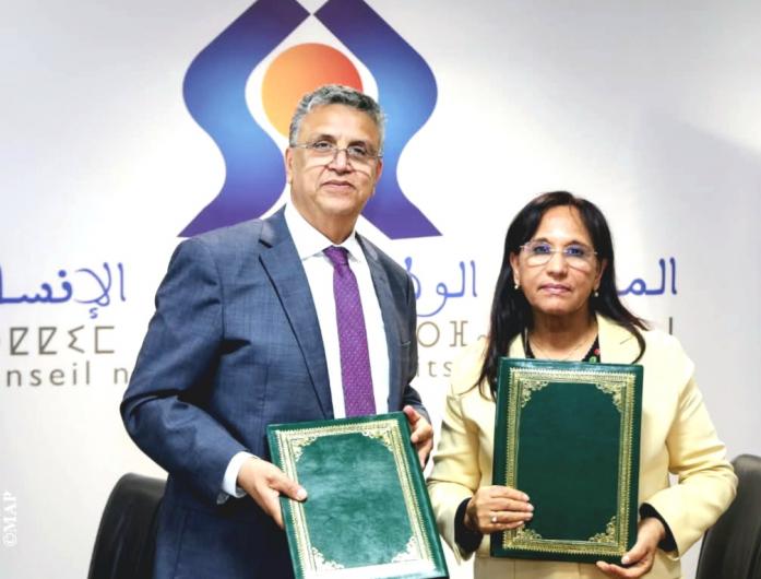  توقيع مذكرة تفاهم لتعزيز التنسيق الترابي وحماية ضحايا الاتجار بالبشر بين اللجنة الوطنية والمجلس الوطني لحقوق الإنسان بالمغرب 