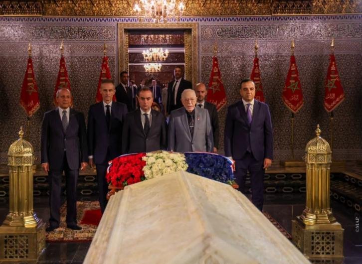     الوزير الأول الفرنسي يزور ضريح محمد الخامس   