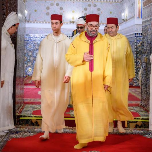   ليلة القدر المباركة بالقصر الملكي بالرباط: أمير المؤمنين يحيي شعائر ليلة القدر في أجواء روحانية مهيبة ويكرّم أهل القرآن والحديث   