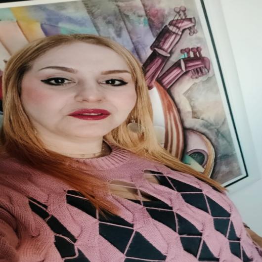 نجلاء لحبيبي… حين تتحول الريشة إلى بيانٍ للحرية، وتغدو الألوان نشيدًا للحياة 