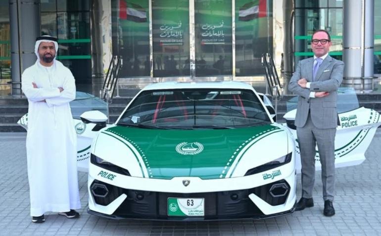  شرطة دبي تستعرض تفوقها التقني بمركبة «لامبورغيني تيميراريو» الخارقة بقوة 920 حصاناً  